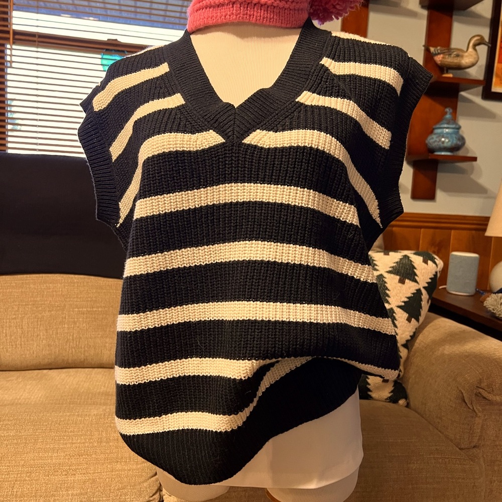 Marled Size Large Sweater Vest Black and White stripe